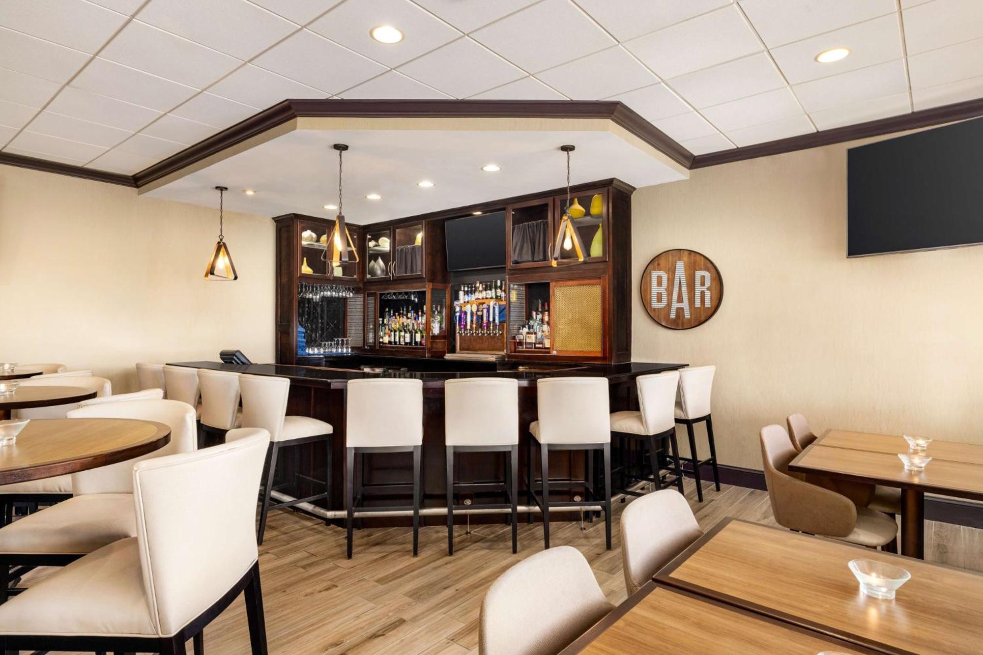 Hotel Doubletree By Hilton New Orleans Airport 4*